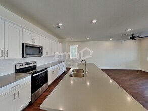 556 Topiary Pk Ave in Las Vegas, NV - Foto de edificio - Building Photo