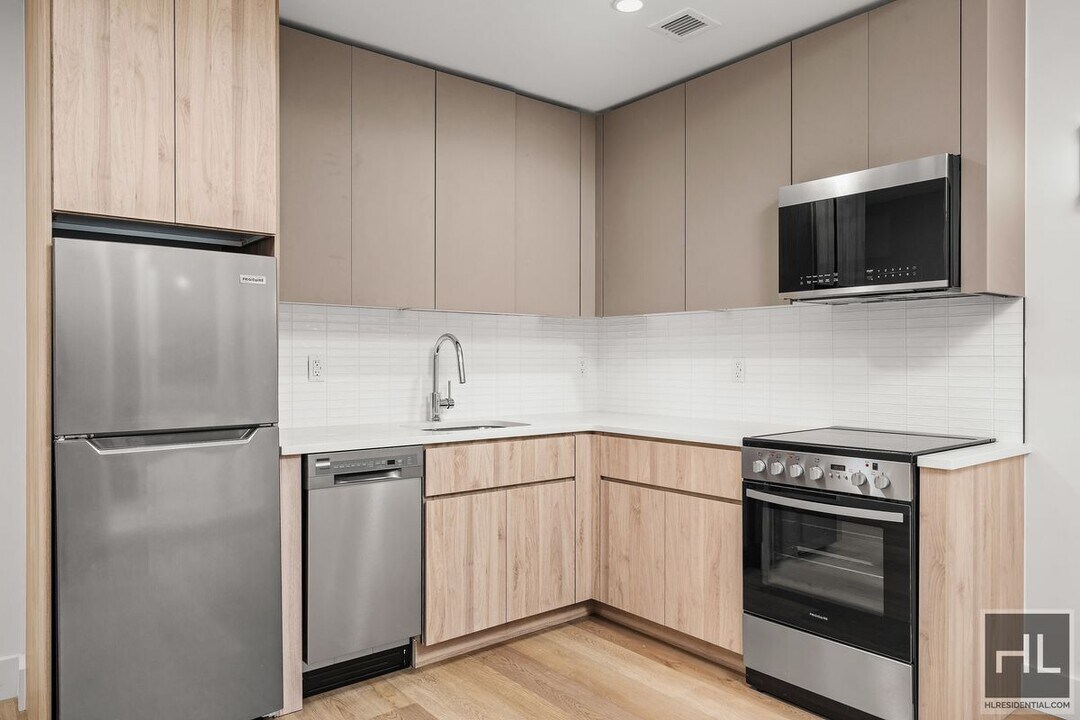 BRUCKNER BOULEVARD in Bronx, NY - Building Photo