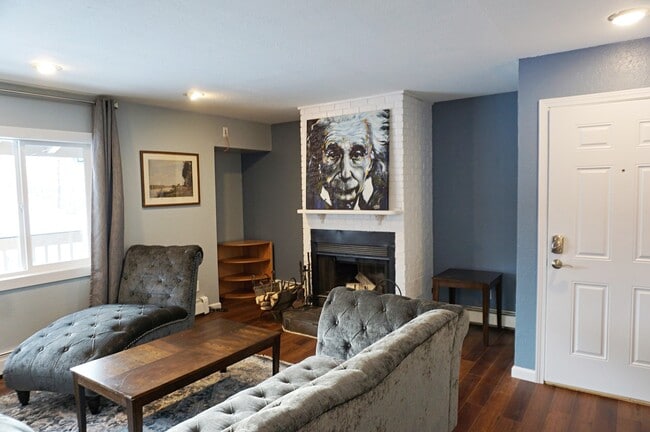 1020 Friendly Ln in Anchorage, AK - Building Photo - Building Photo