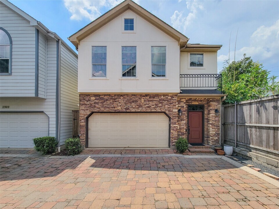 2911 Clinton Dr in Houston, TX - Building Photo