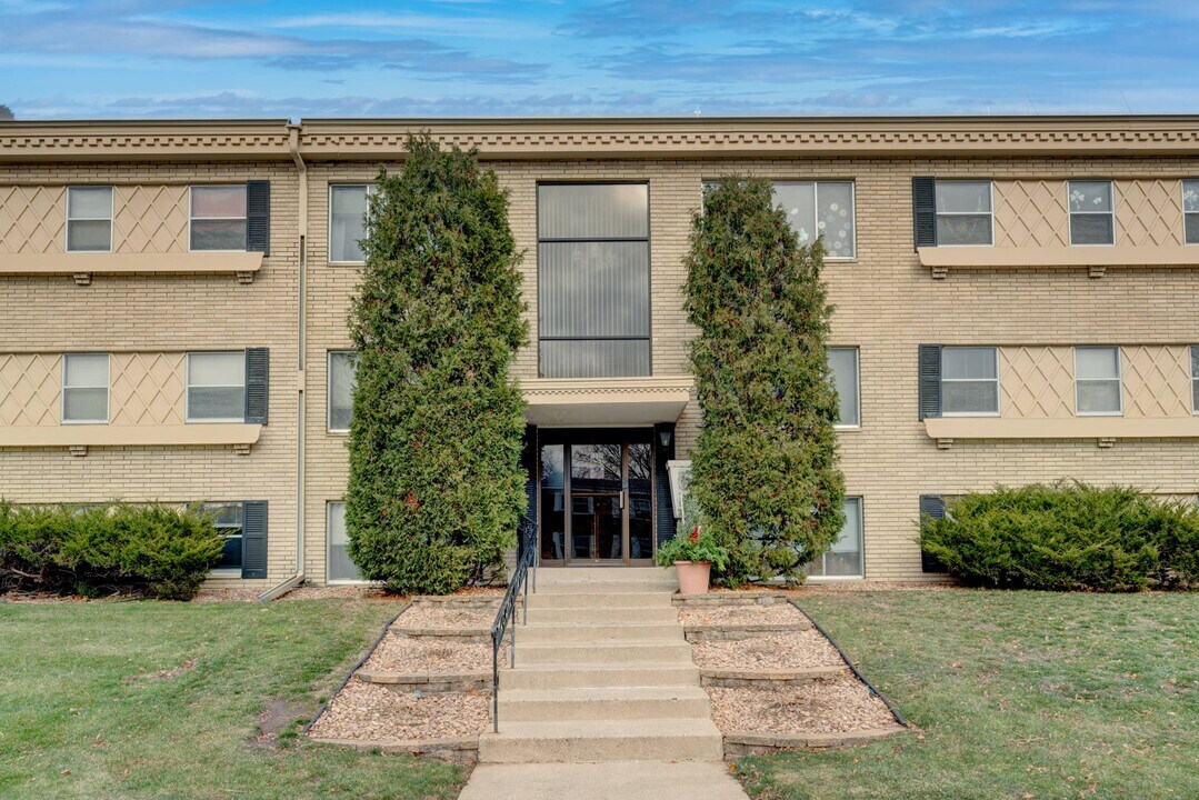Edgecumbe Terrace in St. Paul, MN - Building Photo