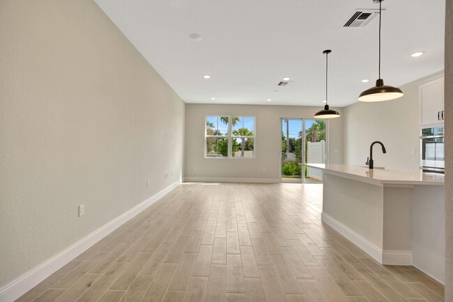 148 SE Birch Ter in Stuart, FL - Foto de edificio - Building Photo