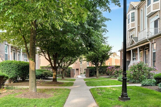 375 Kingston Ct in West New York, NJ - Building Photo - Building Photo