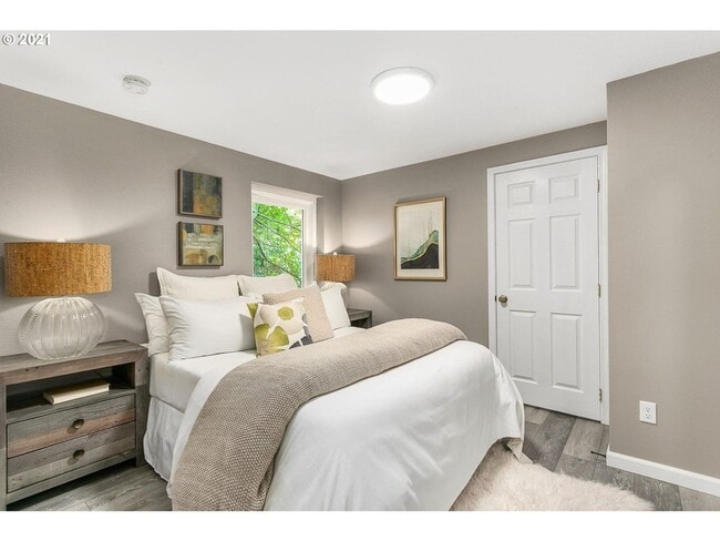 property at 44 NW MacLeay Blvd