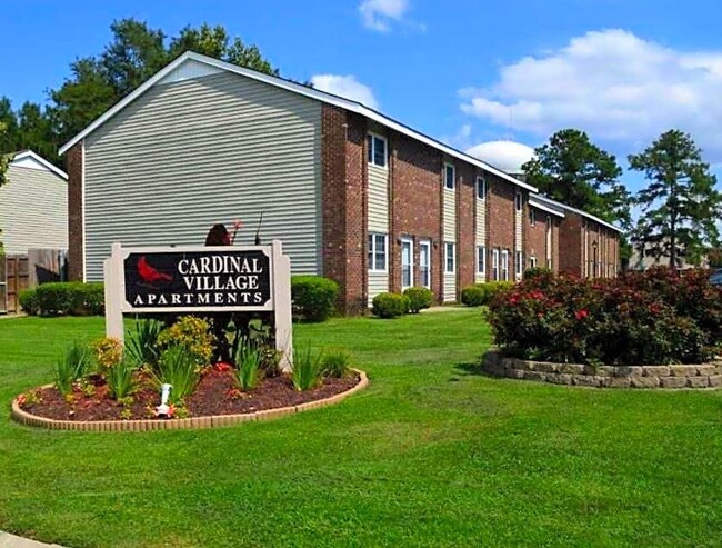 Cardinal Village Apartments in Jacksonville, NC - Foto de edificio - Building Photo