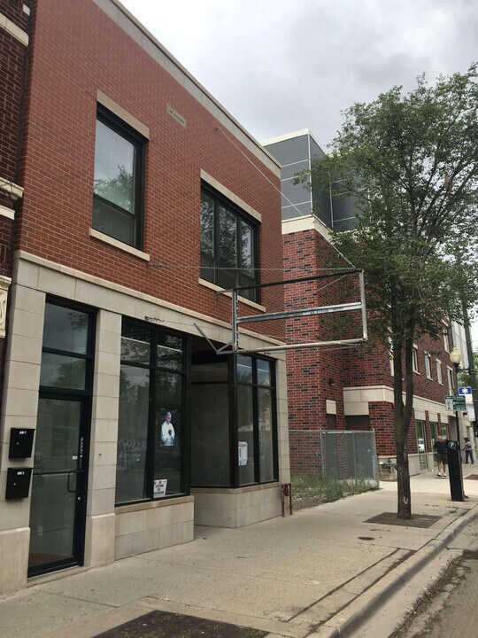3054 N Milwaukee Ave, Unit 2R in Chicago, IL - Building Photo
