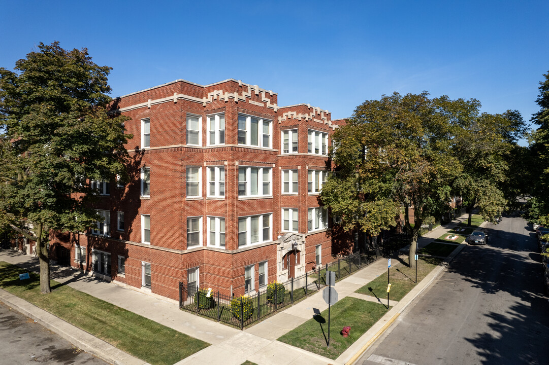 6748 S Clyde Ave in Chicago, IL - Building Photo