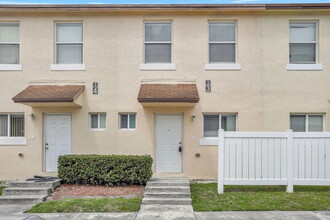 6621 Winfield Blvd in Margate, FL - Building Photo - Building Photo