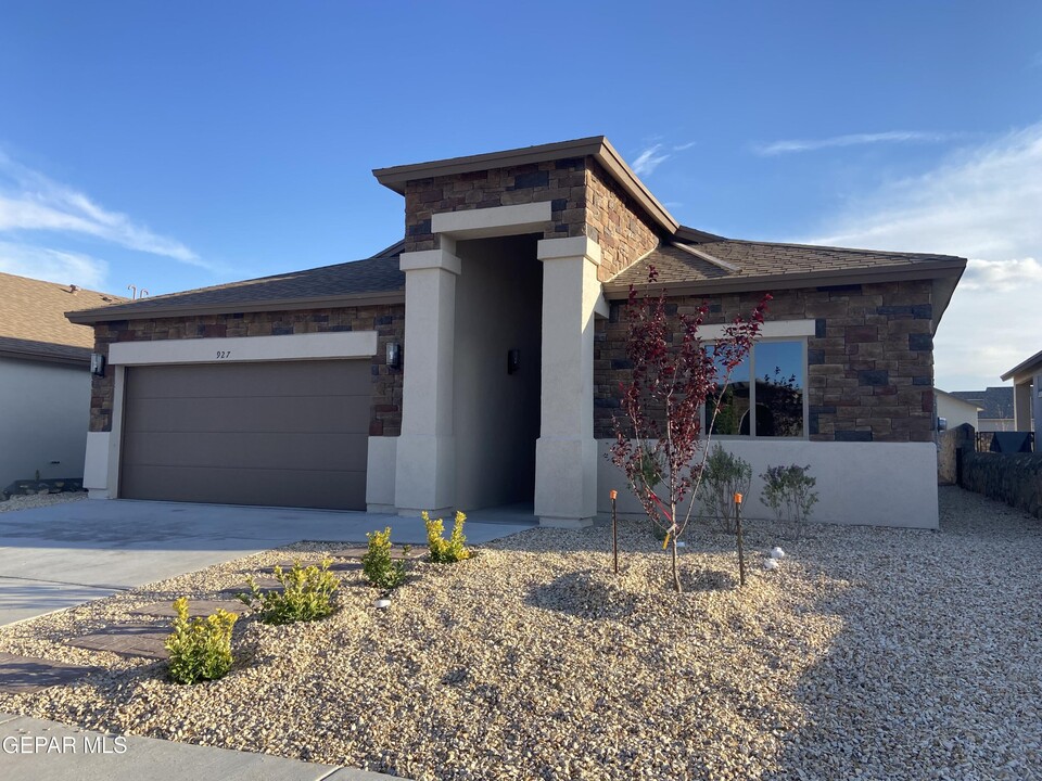 927 Brass Hl Ave in Santa Teresa, NM - Building Photo