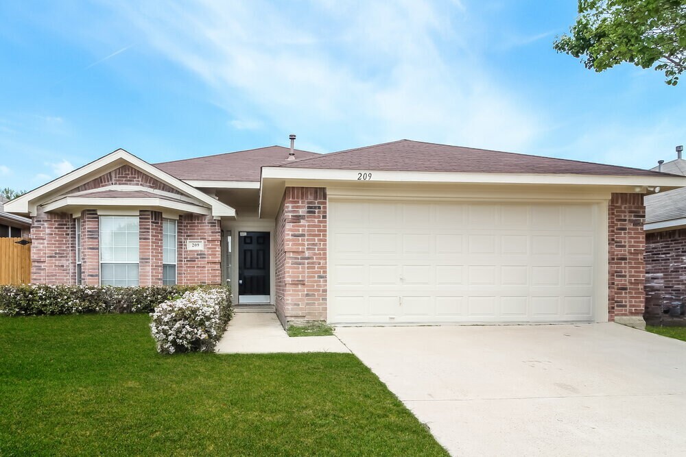 209 Tulip Ln in Cedar Hill, TX - Building Photo