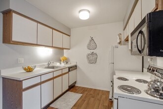 Lakeside Village Apartments in Clinton Township, MI - Foto de edificio - Building Photo