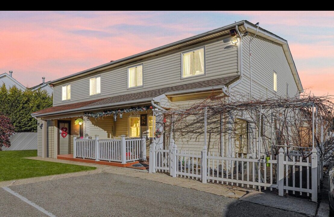 31 Greentree Ln in Staten Island, NY - Building Photo