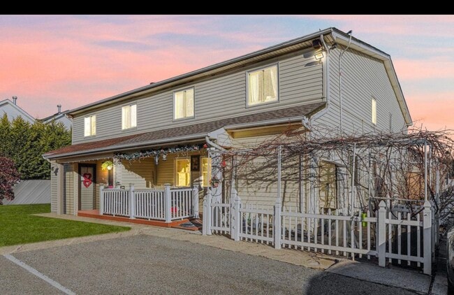 property at 31 Greentree Ln