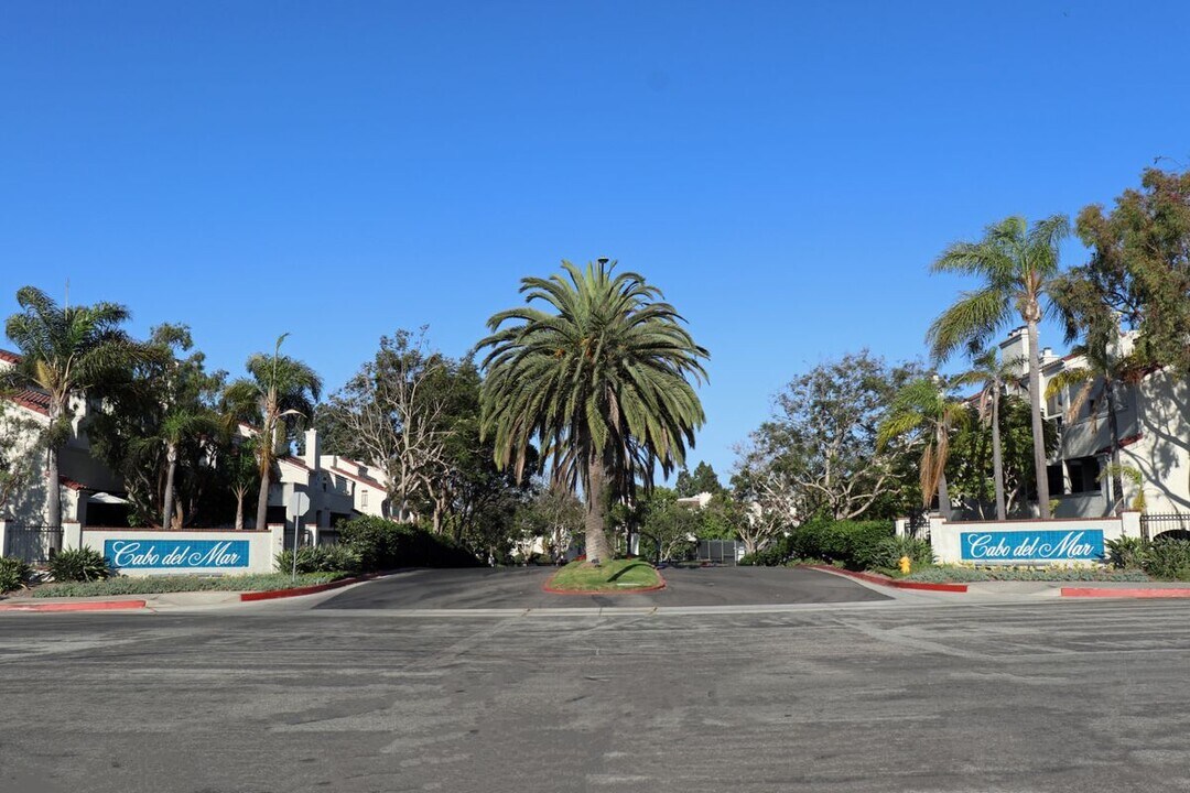5032 Dorado Dr in Huntington Beach, CA - Building Photo