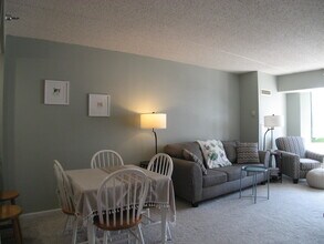270 E Highland Ave, Unit 1046 in Milwaukee, WI - Foto de edificio - Building Photo
