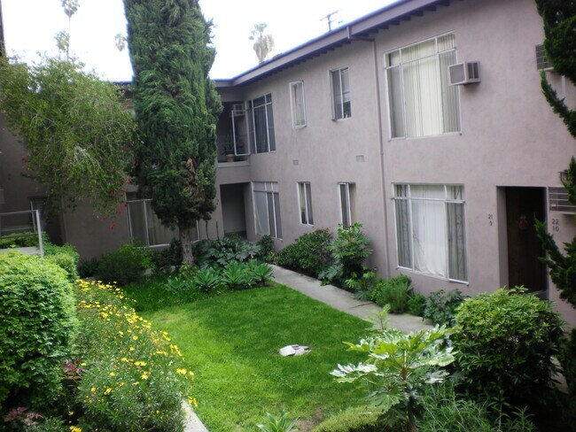 526 S St Andrews Pl in Los Angeles, CA - Building Photo - Building Photo
