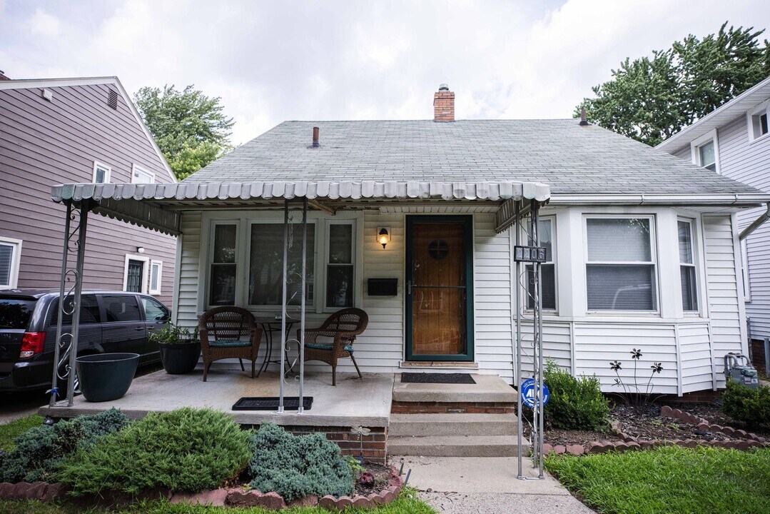 2206 Portsmouth Ave in Toledo, OH - Building Photo