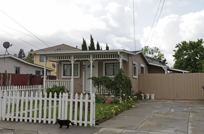 663 Dean St in Hayward, CA - Foto de edificio - Building Photo