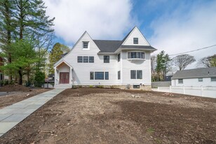 653 Chestnut St in Waban, MA - Building Photo