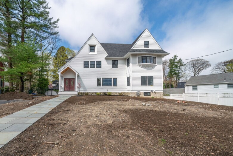 653 Chestnut St in Waban, MA - Building Photo