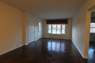 853 Thackeray Trl, Unit 01 in Oconomowoc, WI - Foto de edificio - Building Photo