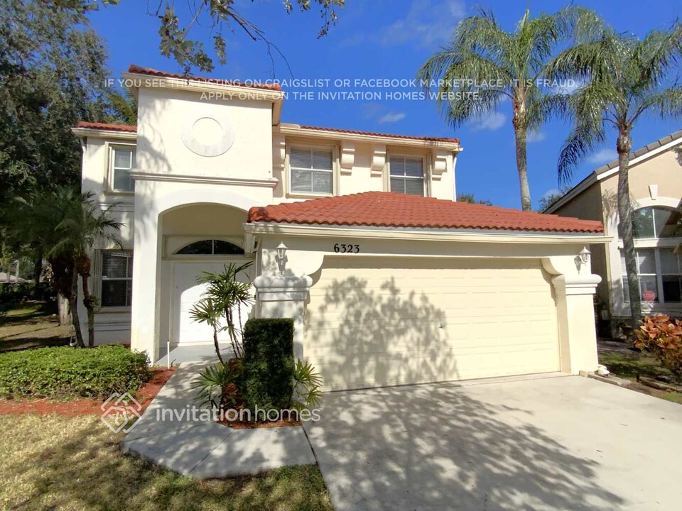 6323 Stonehurst Cir in Greenacres, FL - Building Photo