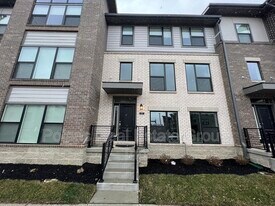 635 Golborne St in Carmel, IN - Building Photo