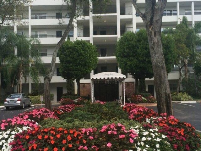 3850 Oaks Clubhouse Dr in Pompano Beach, FL - Foto de edificio