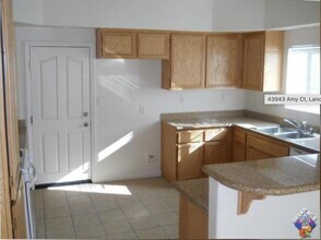 43943 Amy Ct in Lancaster, CA - Building Photo - Building Photo