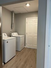 64 Wooster St, Unit #7 in Bethel, CT - Foto de edificio - Building Photo