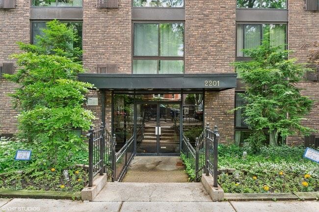 2201 N Cleveland Ave in Chicago, IL - Building Photo - Building Photo