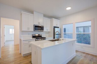 4886 Lexington Ave in Los Angeles, CA - Building Photo