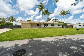 10841 SW 127th St in Miami, FL - Foto de edificio - Building Photo