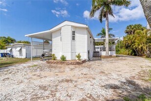 7270 Pinehurst Rd in Bokeelia, FL - Building Photo