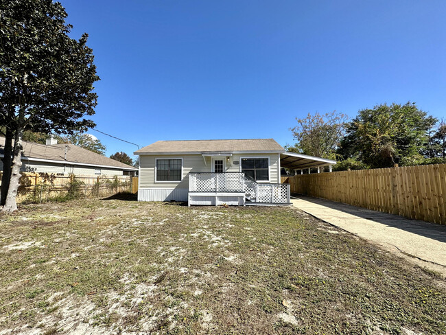 209 Oakdale Ave in Mary Esther, FL - Foto de edificio - Building Photo