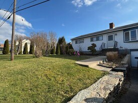 29 Newport Ave in Middletown, RI - Building Photo