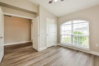 706 Chelsea Ave in Fruitland Park, FL - Foto de edificio - Building Photo