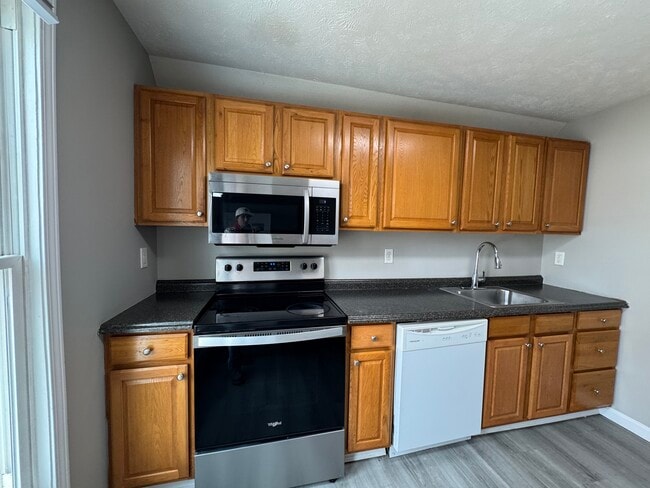 310 E Mulberry St, Unit #2 in Bloomington, IL - Foto de edificio - Building Photo