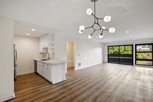 7742 Redlands St in Los Angeles, CA - Building Photo