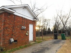 6832 Woodstream Dr in Charlotte, NC - Foto de edificio - Building Photo