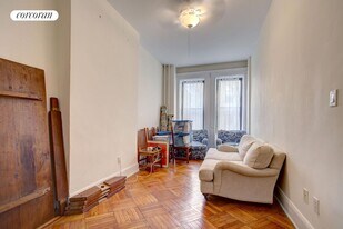 8 W 90th St in New York, NY - Building Photo