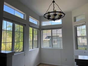 8110 Mountain View Dr, Unit A in Pleasanton, CA - Foto de edificio - Building Photo