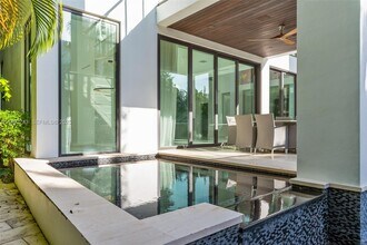 124 Park Dr in Bal Harbour, FL - Building Photo - Building Photo