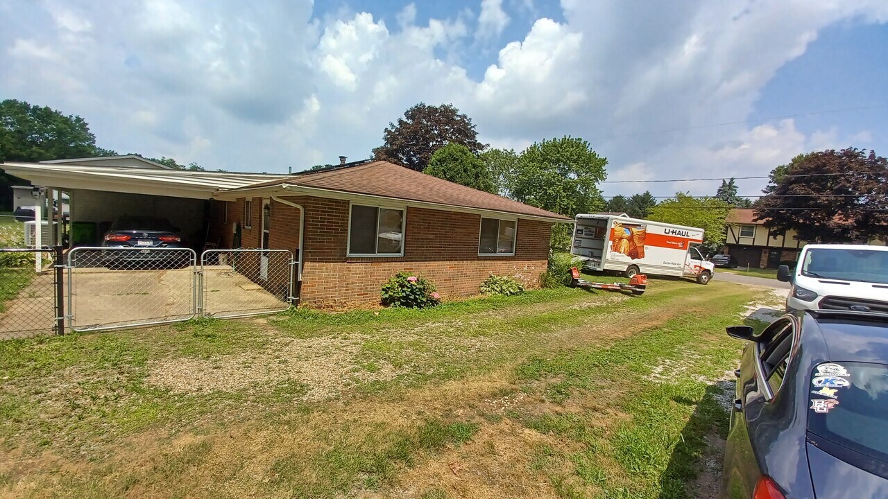 373 Oak Manor St NE in Massillon, OH - Building Photo