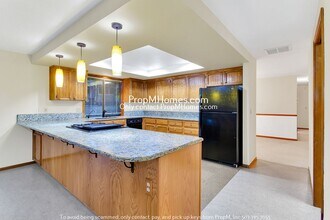 15860 Boones Way in Lake Oswego, OR - Building Photo - Building Photo