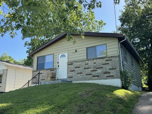 6180 Emerald Ave in Ferguson, MO - Building Photo - Building Photo