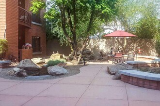 La Cascada II Apartments in Phoenix, AZ - Building Photo - Building Photo