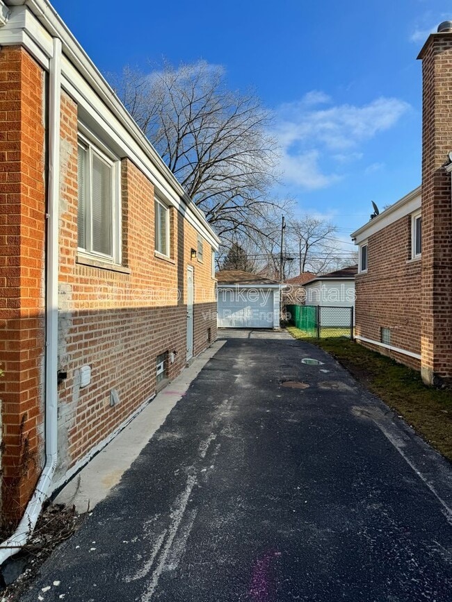 14231 Dobson Ave in Dolton, IL - Building Photo - Building Photo