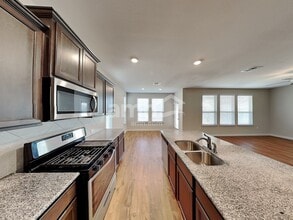 8106 Cottage Rose Dr in Austin, TX - Foto de edificio - Building Photo