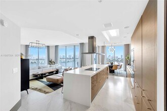 17111 Biscayne Blvd in North Miami Beach, FL - Building Photo - Building Photo